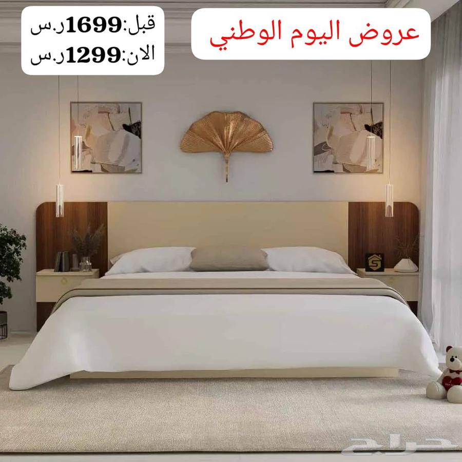 سرير كنج مودرن بتصميم فاخر مع ديكور جداري وكومدينات64403409870209110