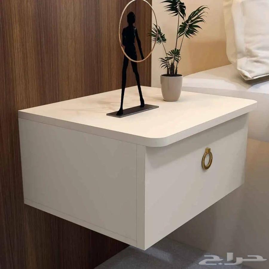 سرير كنج مودرن بتصميم فاخر مع ديكور جداري وكومدينات64403409870209113