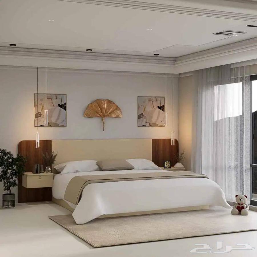 سرير كنج مودرن بتصميم فاخر مع ديكور جداري وكومدينات64403409870209111