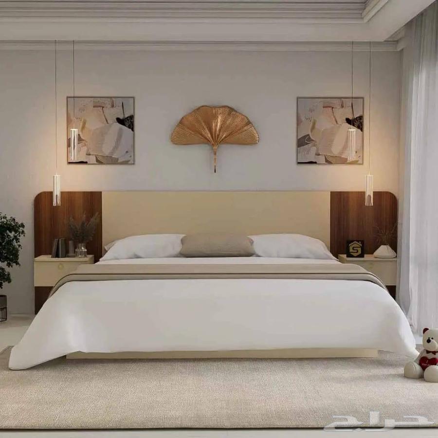 سرير كنج مودرن بتصميم فاخر مع ديكور جداري وكومدينات64403409870209112