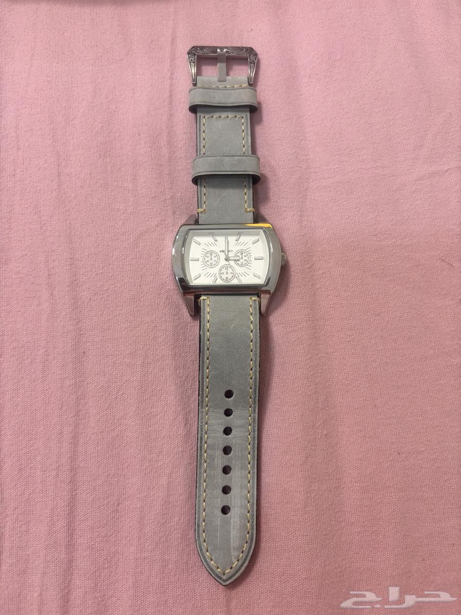 ساعات نسائية استعمال نظيف وتحتاج لبطارية سعر الحبة ب2564404861435521111