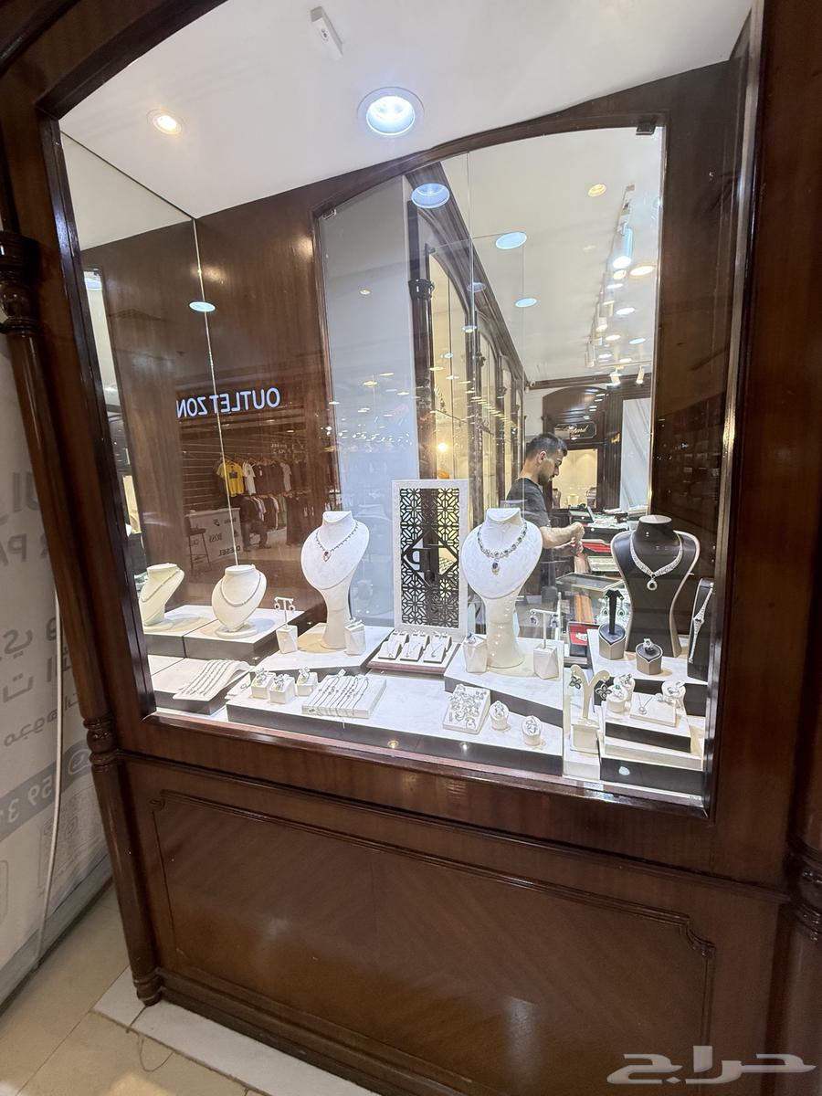 للبيع ديكور محل عبار عن 5 بترينه عرض ديكور واجه اثنين ع64403202355458111
