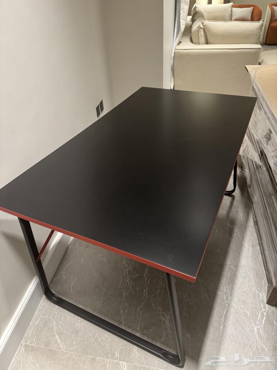 طاولة في حالة ممتازة وجديدة من ايكيا مقاس 140 في 7564404153226881111