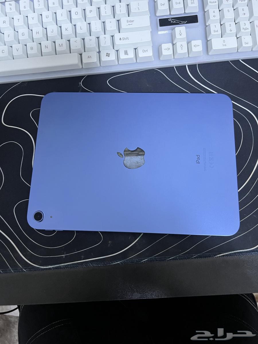 10th generation iPad with box and charger (64 GB) blue64404153251971111