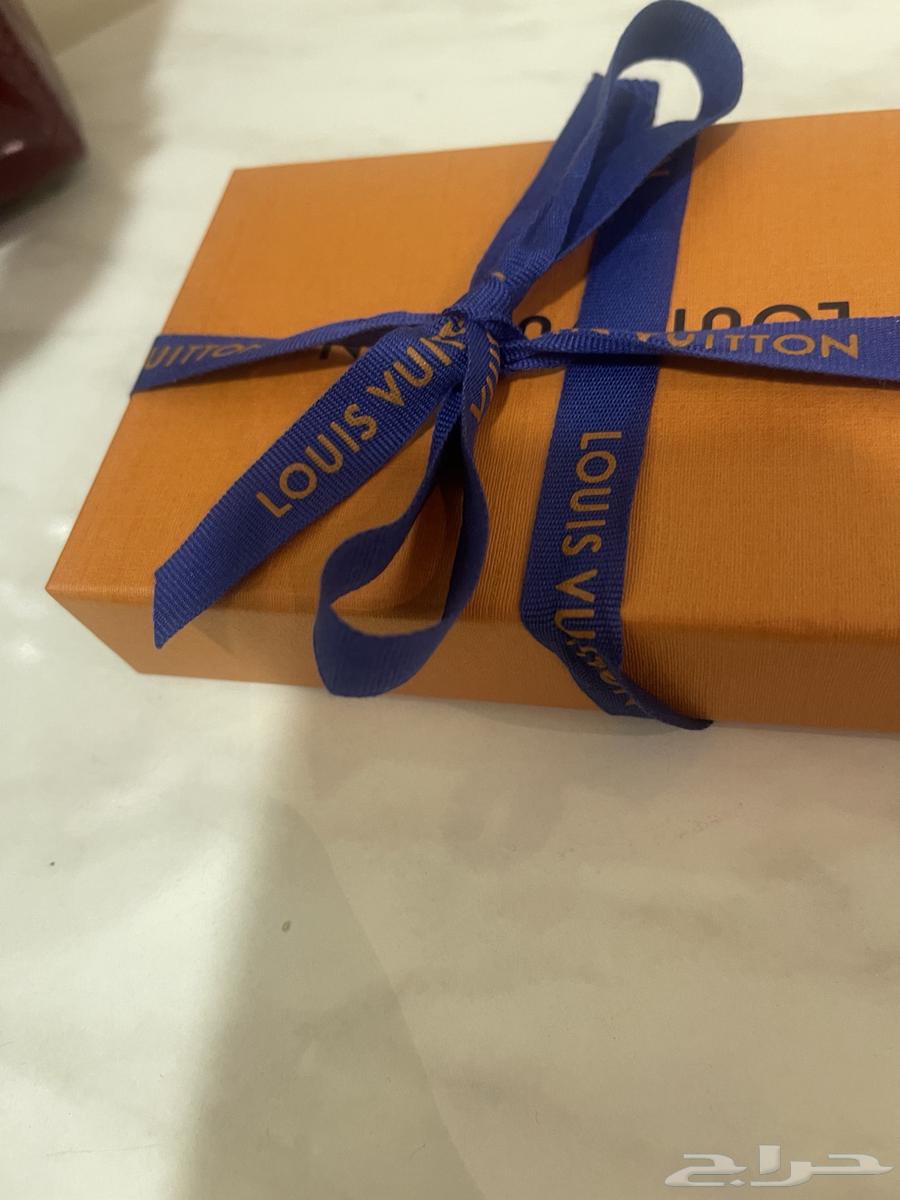 محفظه جديده ماركه اصليه للبيع مع كرت64404153242753113