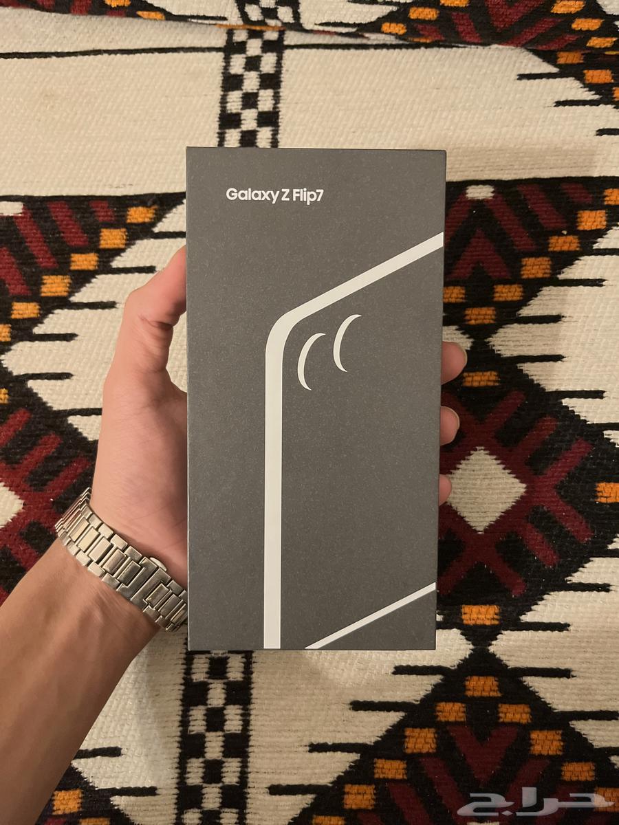 New Galaxy Z Flip7 with its box, never taken out of the box, 256 GB63619364354305111