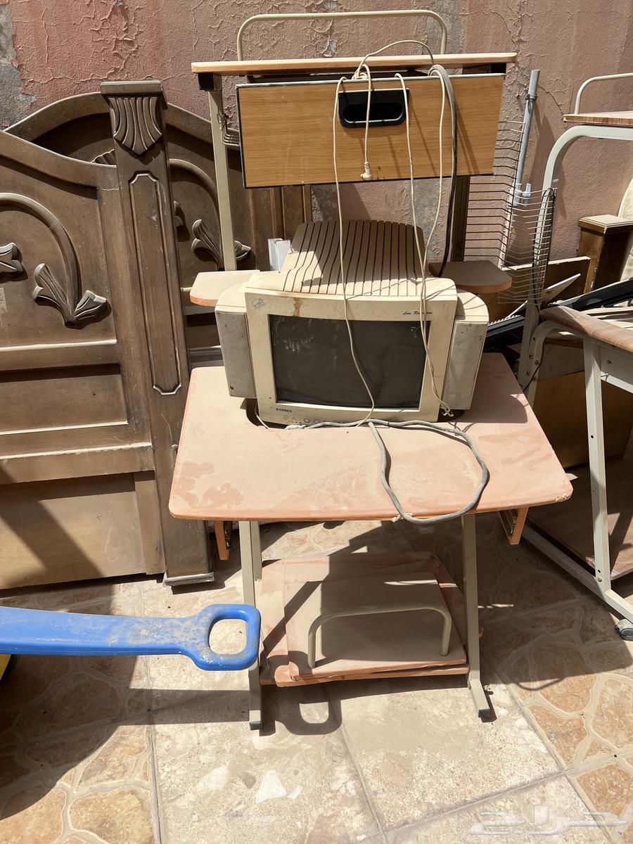 طاولات كمبيوتر للبيع عدلين ولا يشكون من شي63619569537409111
