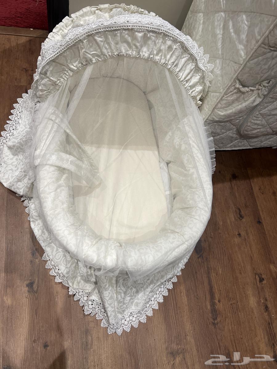 طقم دولاب وسرير مواليد نظيف ومرتب استخدام بسيط   لونه محايد64401939284354112