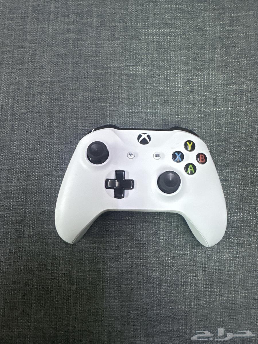 Xbox controller with its battery63619370767361110