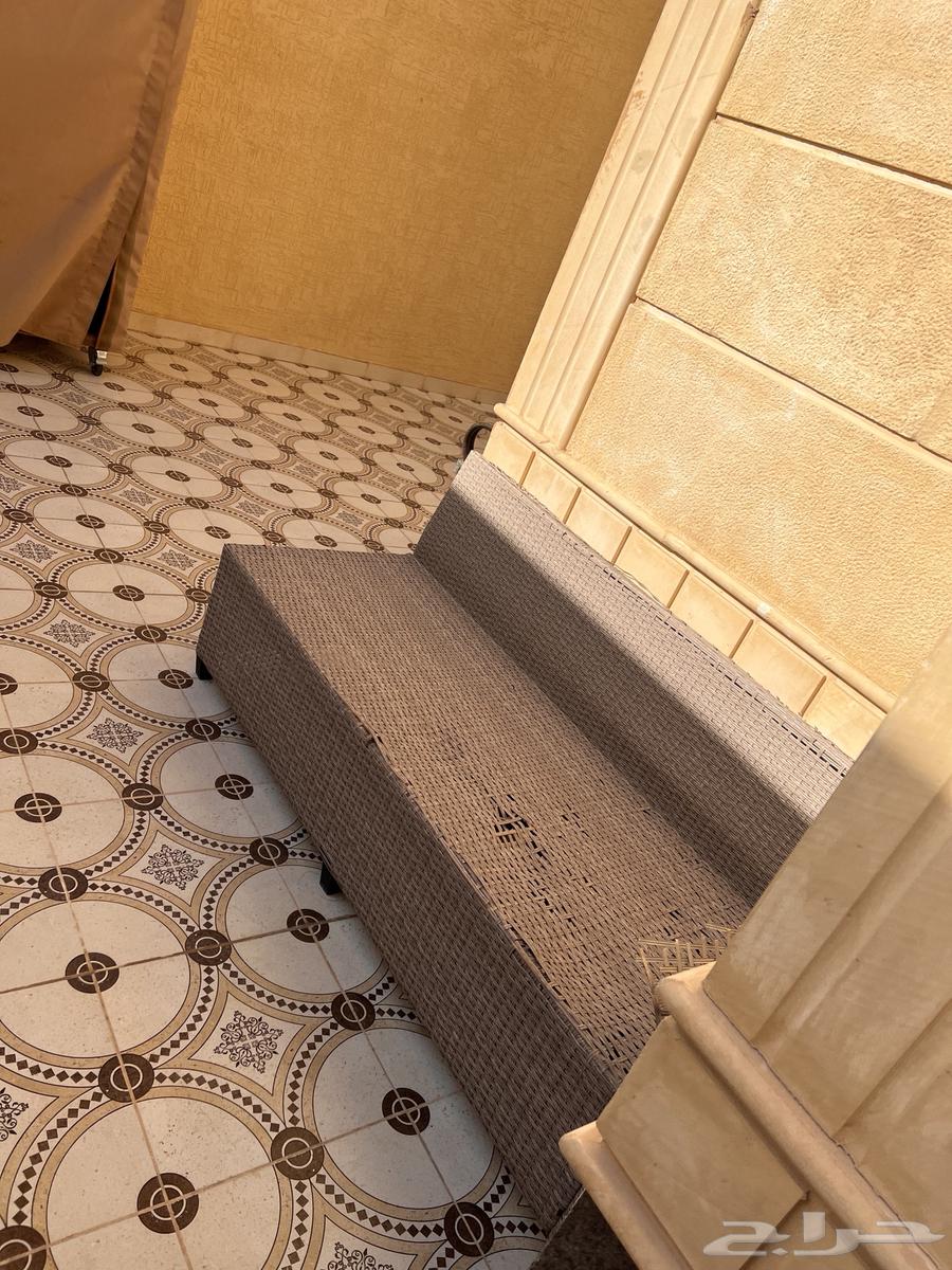 طاوله وكرسيين للبيع64401411127299110