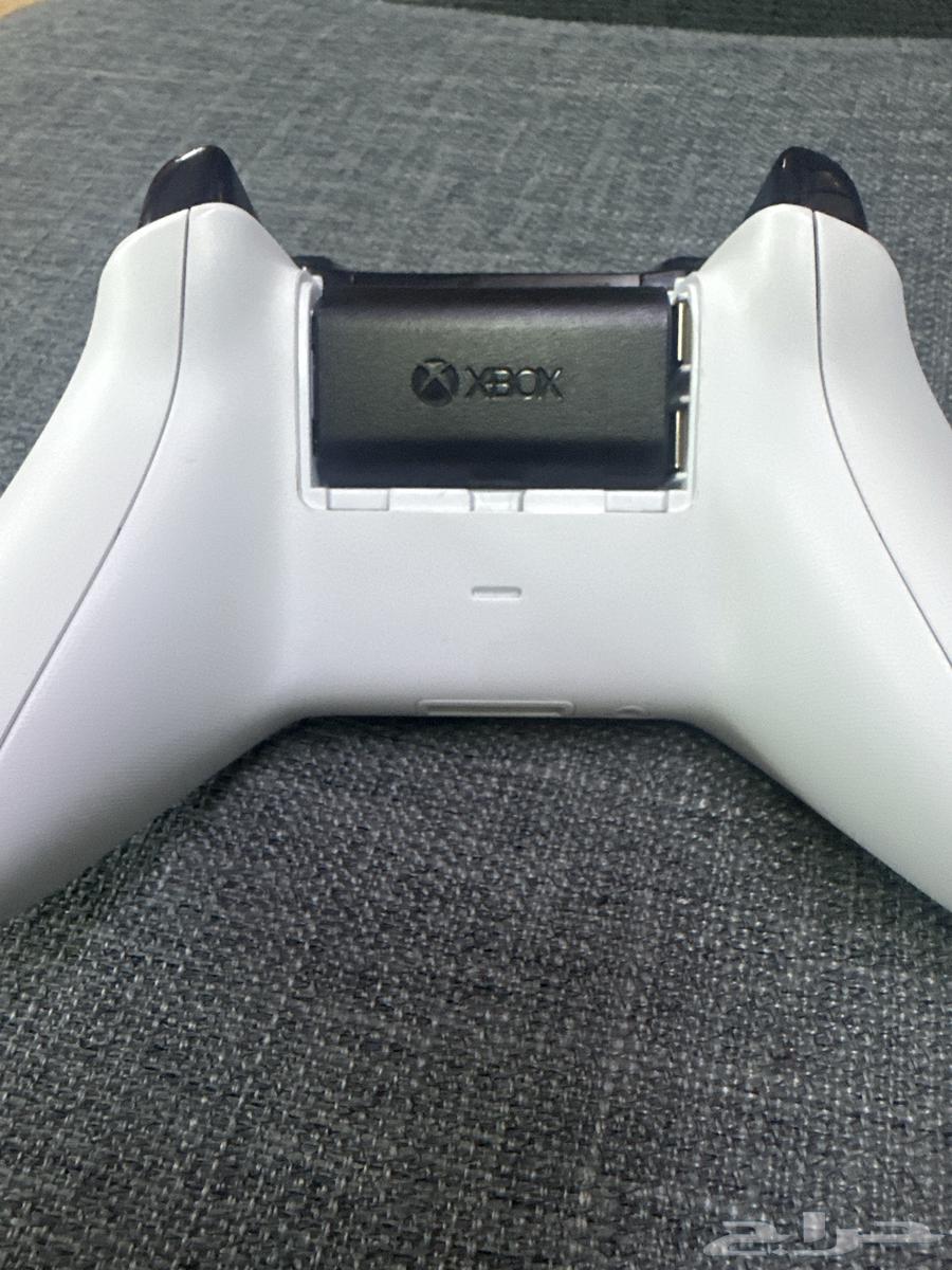Xbox controller with its battery63619370767361111