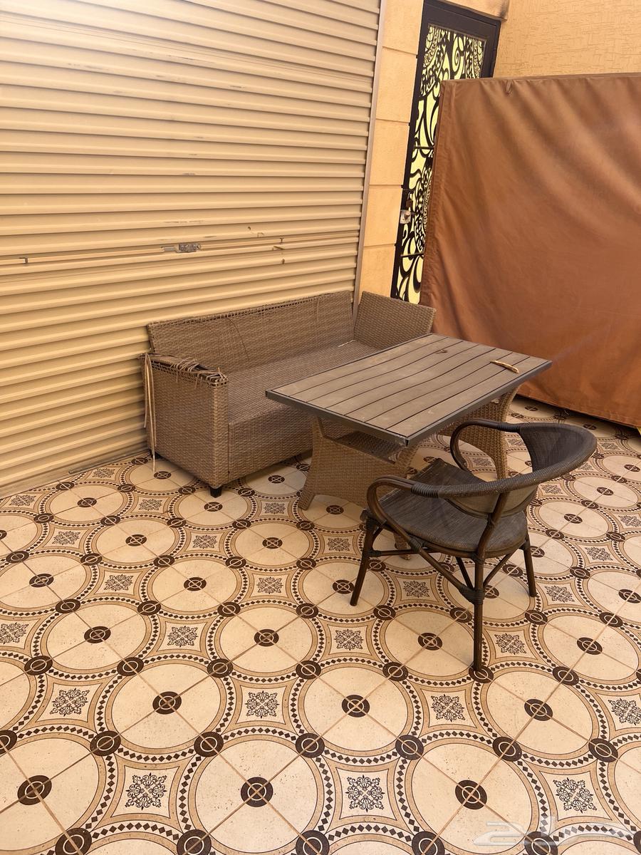 طاوله وكرسيين للبيع64401411127299111