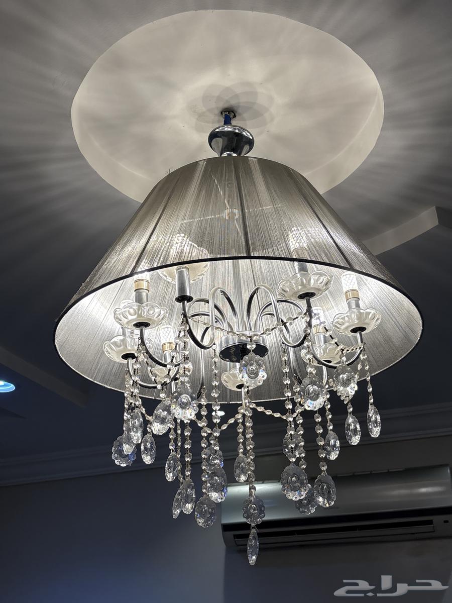 كنب وشاشه. ونجفه وطاوله.64404597382145112