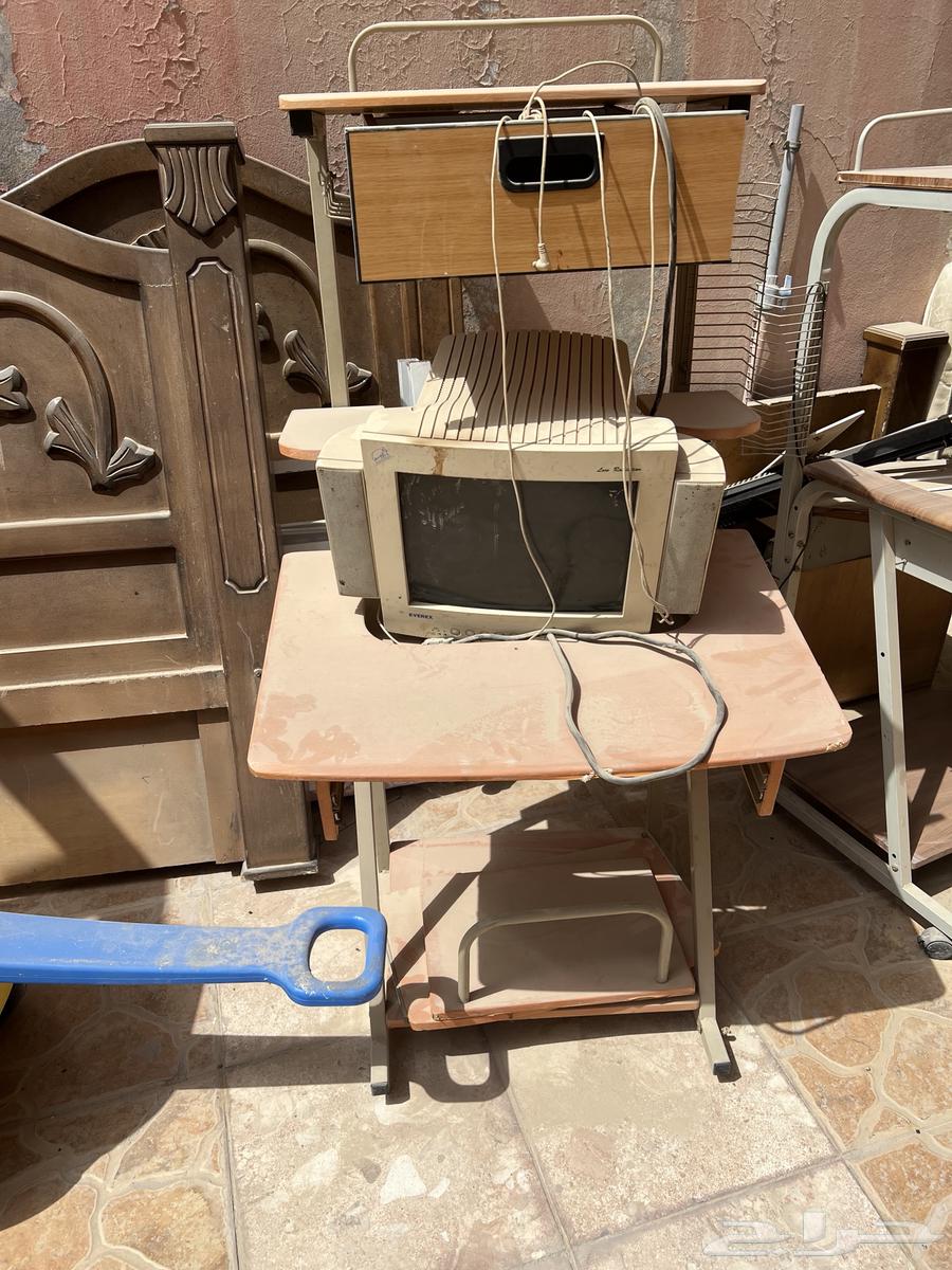 طاولات كمبيوتر للبيع عدلين ولا يشكون من شي63619569537409112