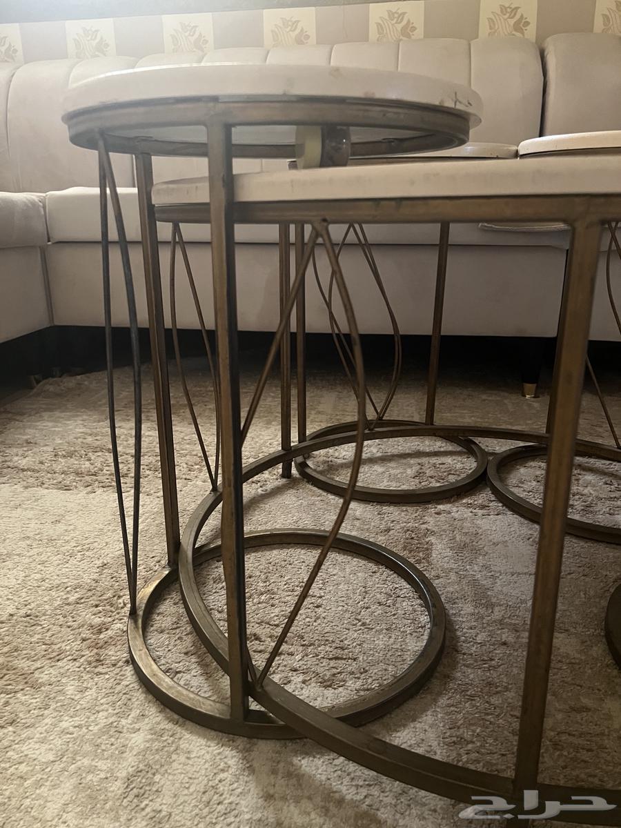 طاوله مع 4 خدمه نظيفه كل شي موضح ب الصوره64403315409665111