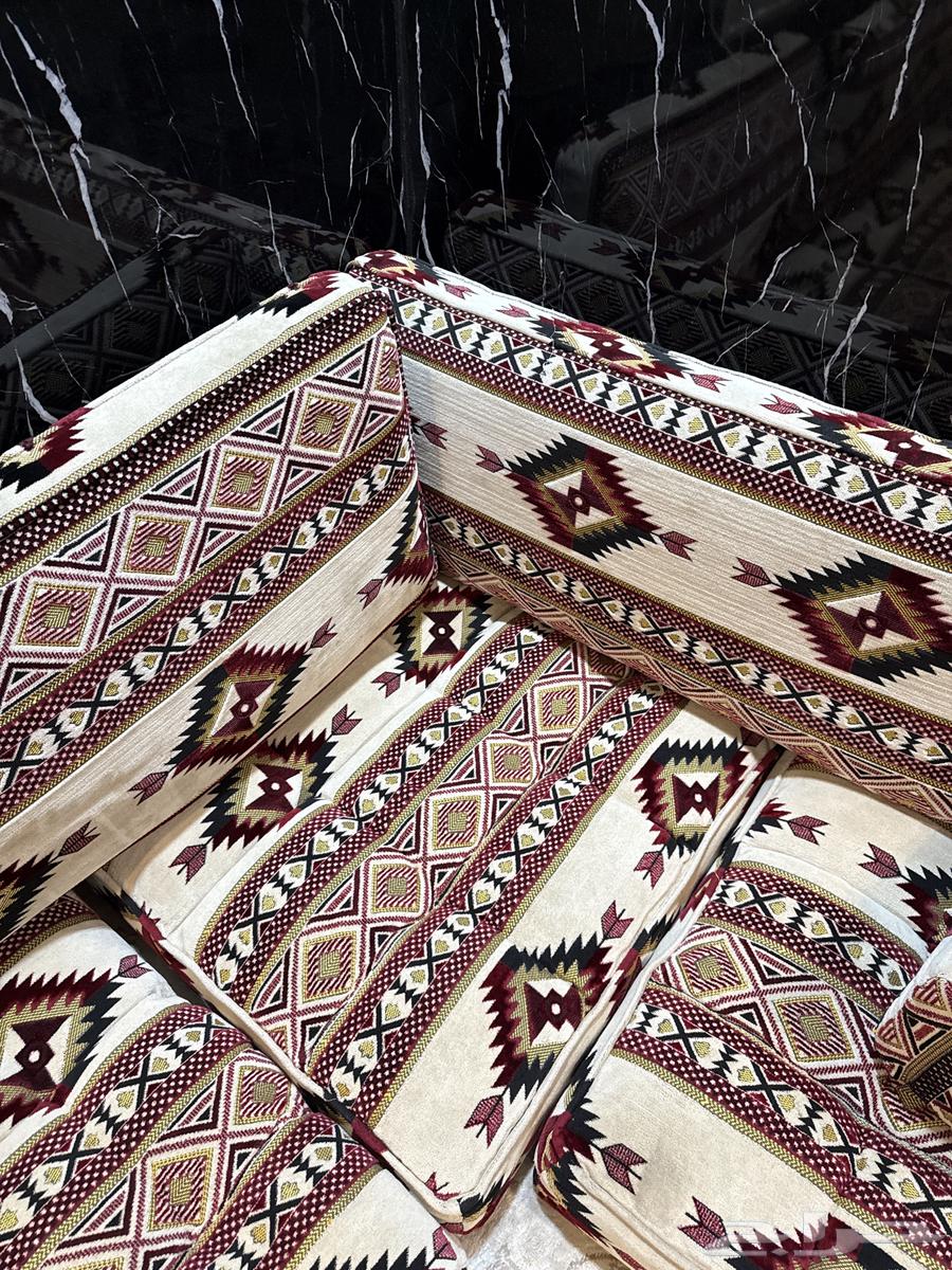 U-shaped floor seating four and a half in three with five semi-new mattresses64404000146691110