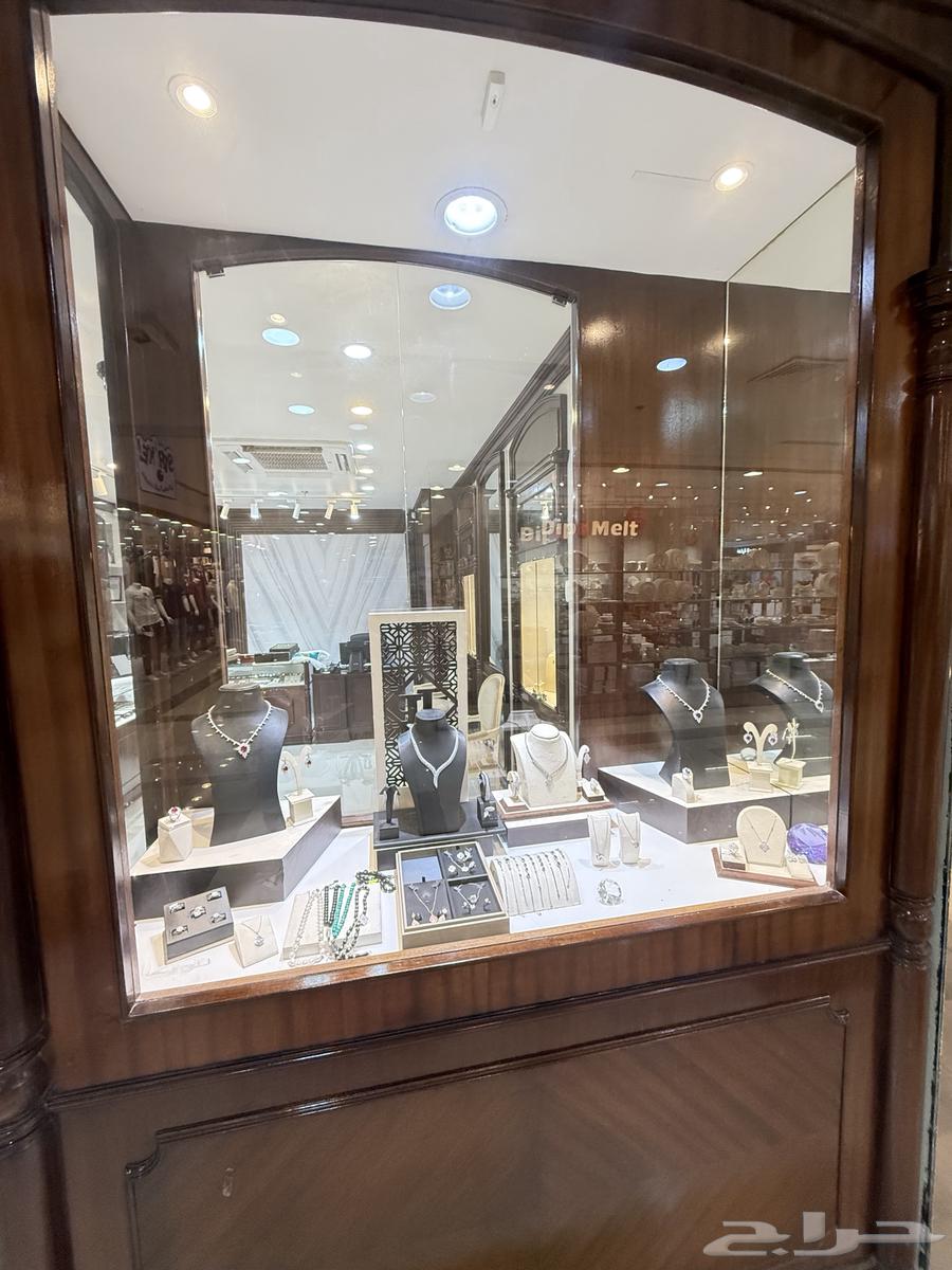 للبيع ديكور محل عبار عن 5 بترينه عرض ديكور واجه اثنين ع64403202355458112