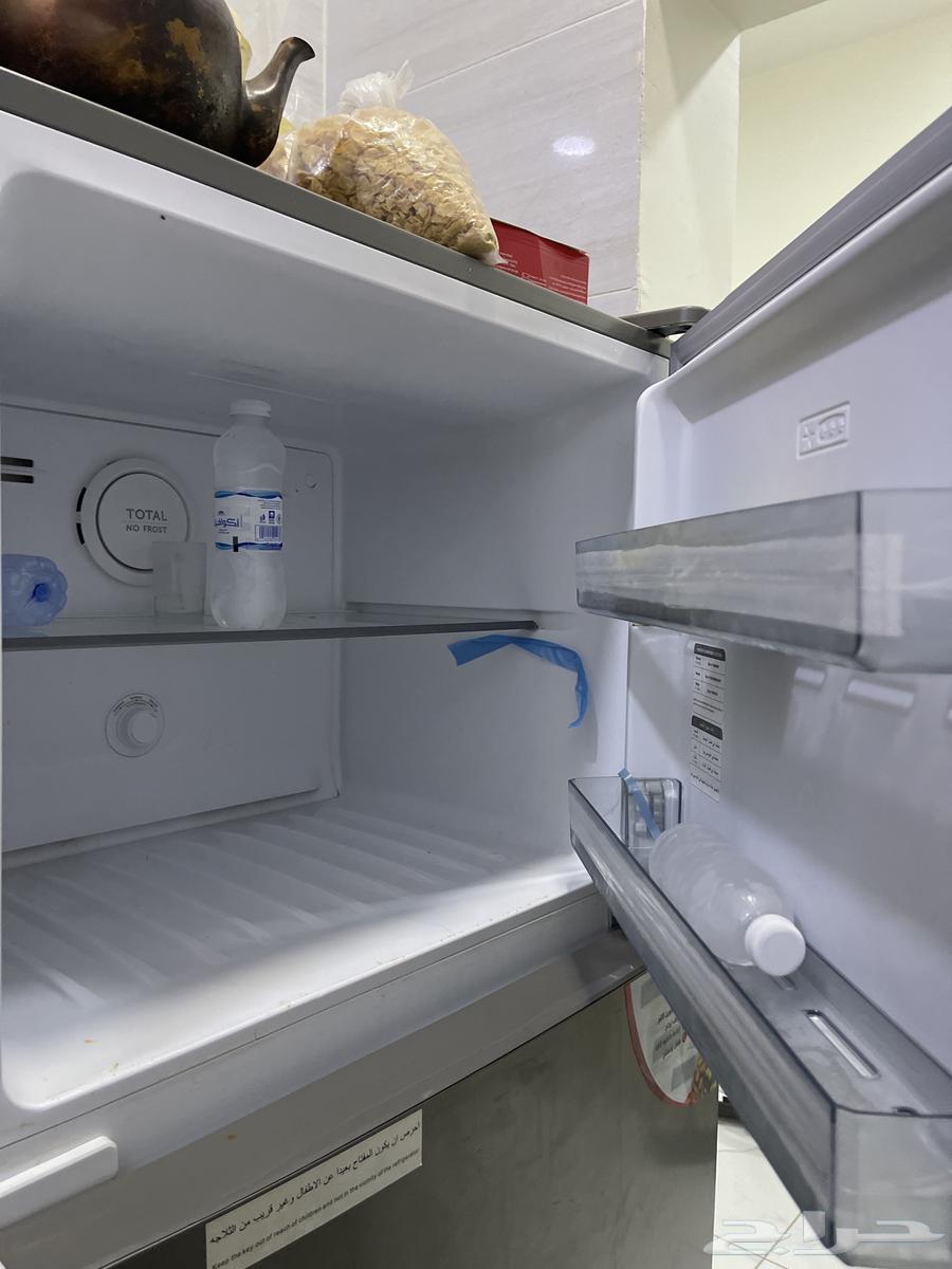 ثلاجه كبيره من المنيع باقي على ضمانها سنتين64398256642562111