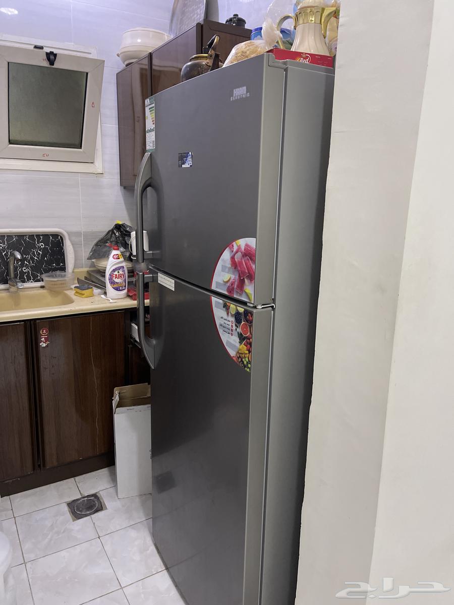 ثلاجه كبيره من المنيع باقي على ضمانها سنتين64398256642562110