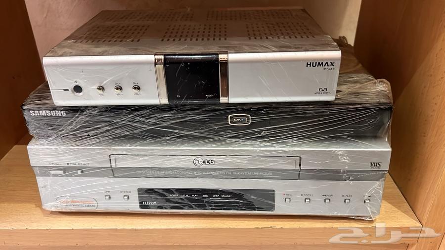 طاولة كمبيوتر وجهاز كمبيوتر ورسيفر وجهاز فيديو64404625305601112