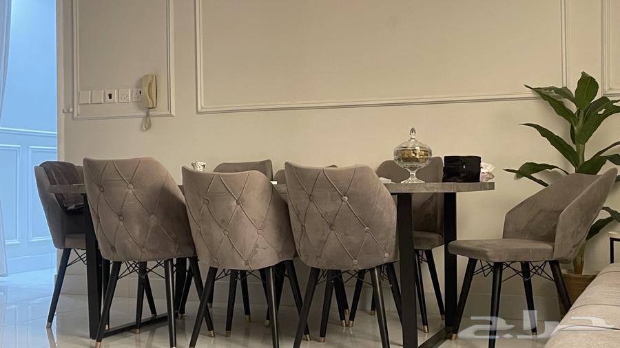 Dining table with 8 chairs64402394928771110