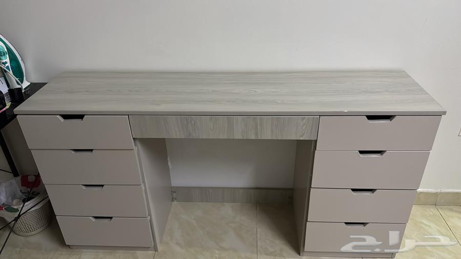 طاولة للبيع64403553219457111