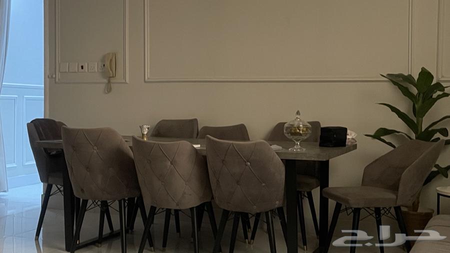 Dining table with 8 chairs64402394928771111