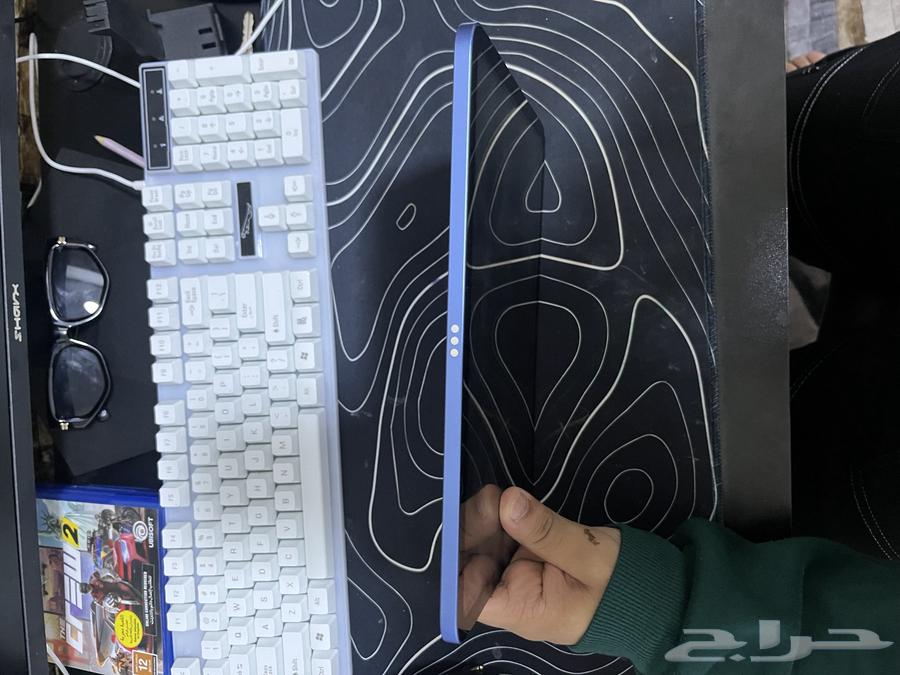 10th generation iPad with box and charger (64 GB) blue64404153251971110