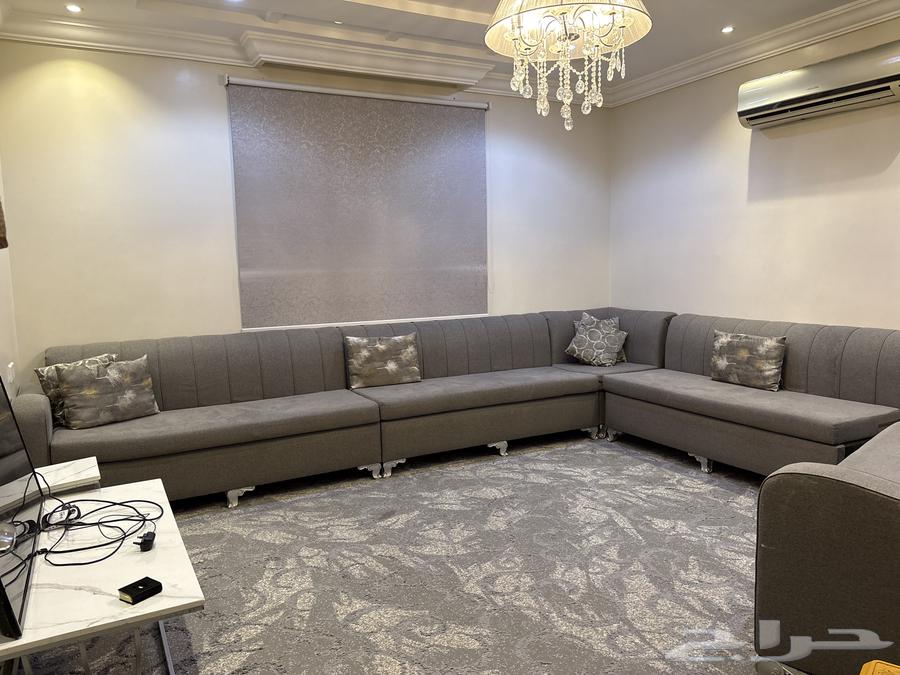 كنب وشاشه. ونجفه وطاوله.64404597382145111