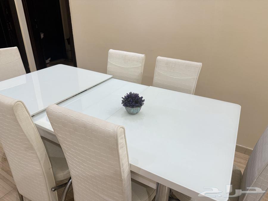 Dining table with 6 chairs in excellent condition64402161748993110