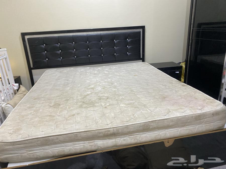 Good condition bedroom set with mattress, 2 dressers, a five-drawer dresser, wardrobe, and door64401578266243111