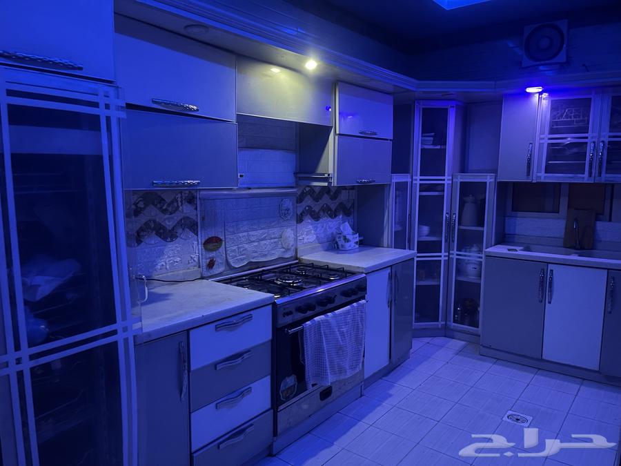 المطبخ نظيف وحالته ممتازه مع الفرن63619453787011111