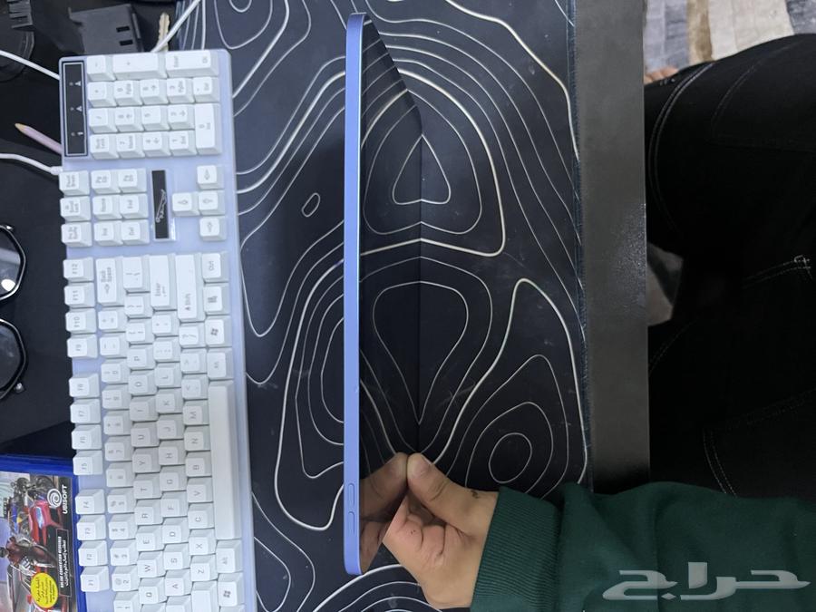 10th generation iPad with box and charger (64 GB) blue64404153251971114