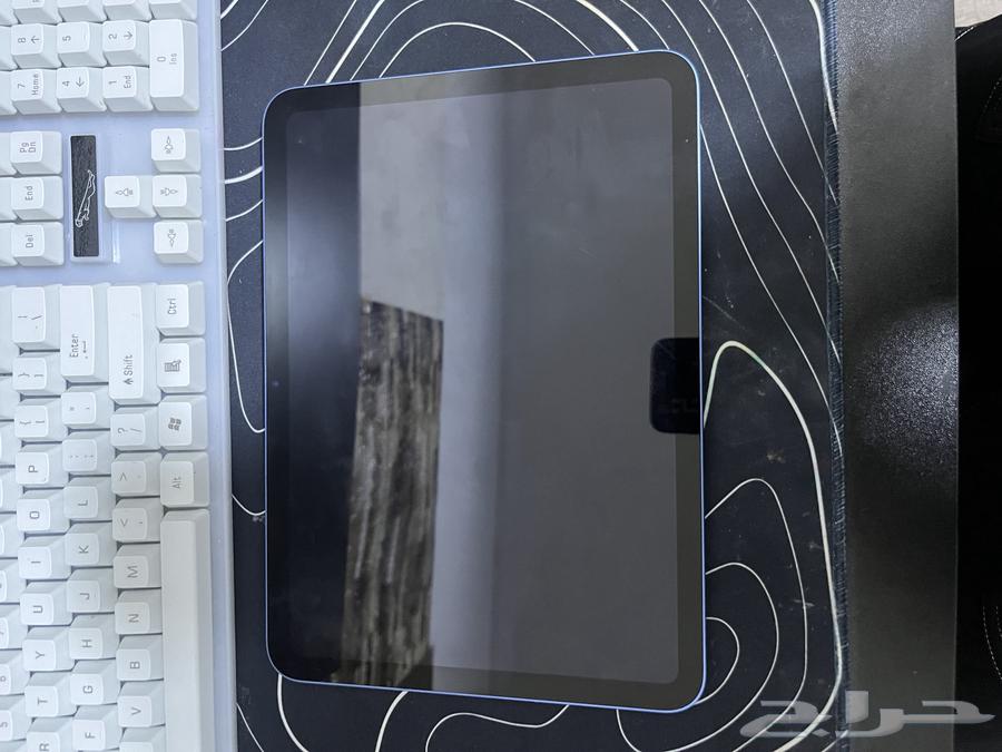 10th generation iPad with box and charger (64 GB) blue64404153251971113