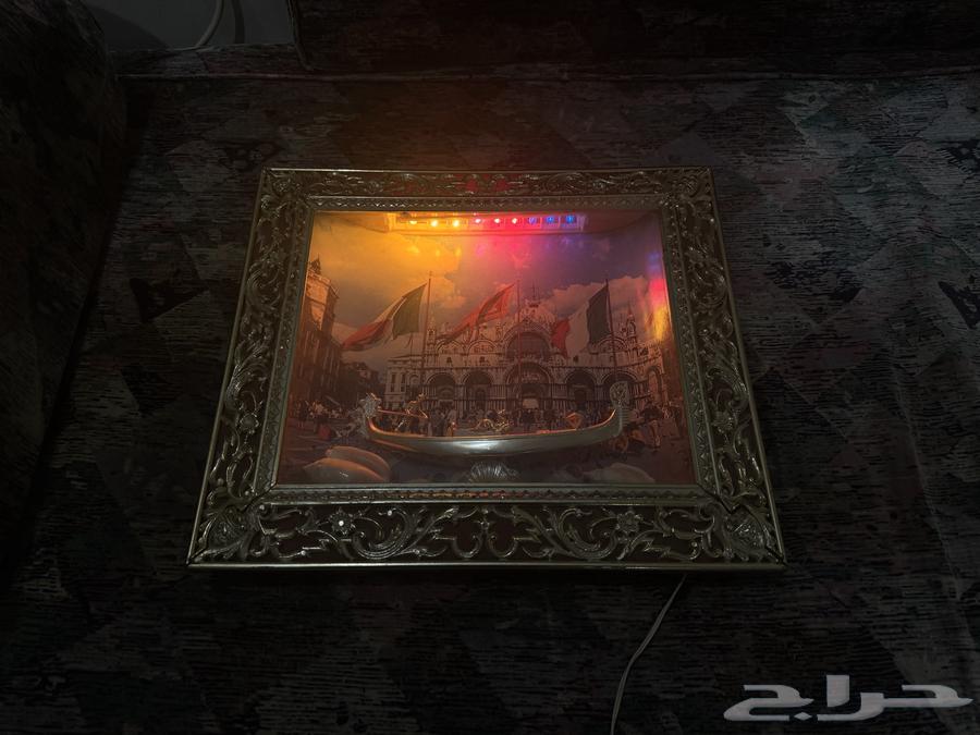 An old masterpiece painting with internal lighting63619558773249114
