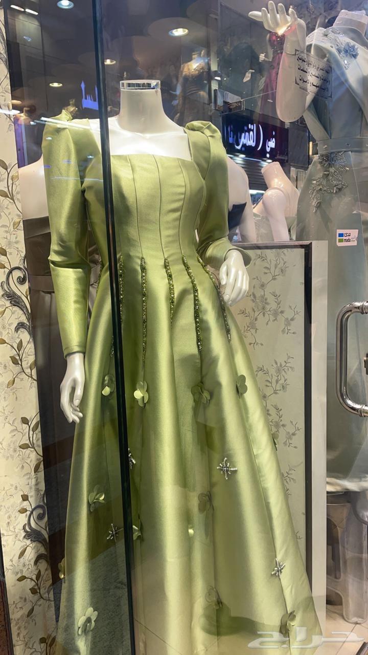 فستان جديد لبسه وحده فقط وزني 45 وطول الفستان 150 سم تقريبا64403202387331110