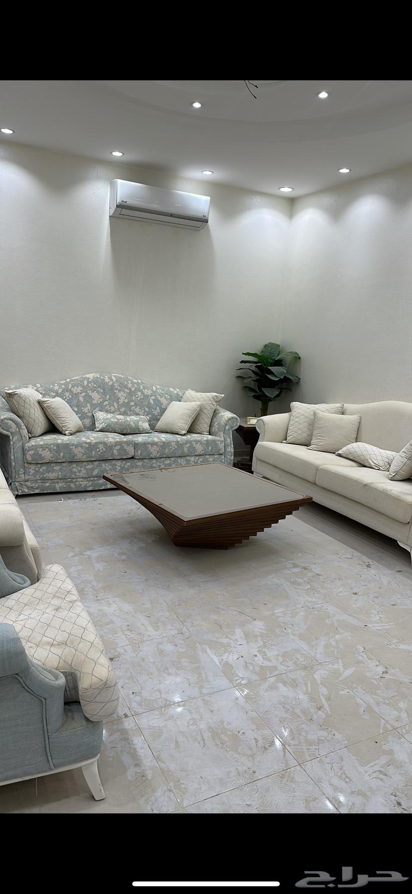 Clean used sofa and table64403617964161112