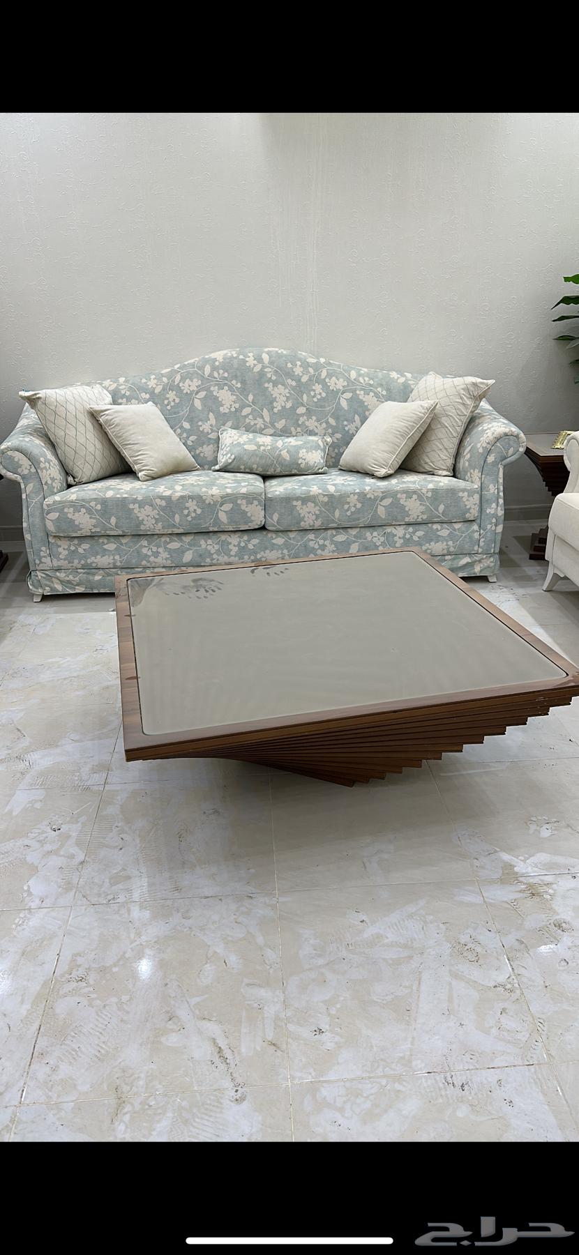 Clean used sofa and table64403617964161111