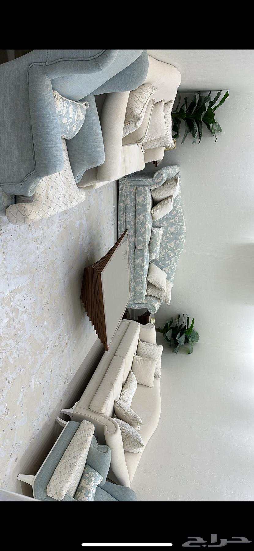 Clean used sofa and table64403617964161110