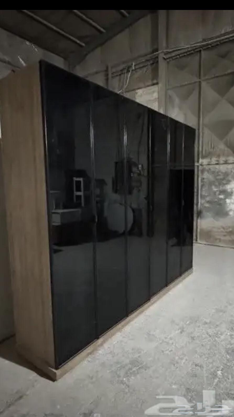 دولاب ملابس خشب مع ابواب قزاز (شبه جديد)64404041863553110