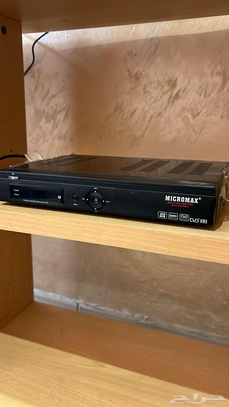 طاولة كمبيوتر وجهاز كمبيوتر ورسيفر وجهاز فيديو64404625305601111