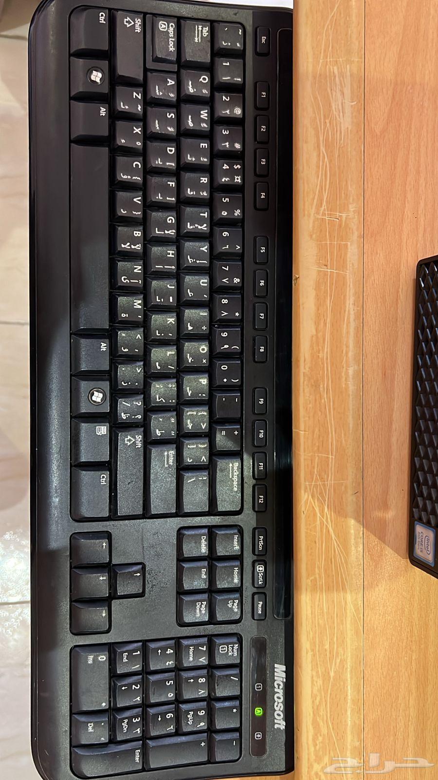 طاولة كمبيوتر وجهاز كمبيوتر ورسيفر وجهاز فيديو64404625305601114