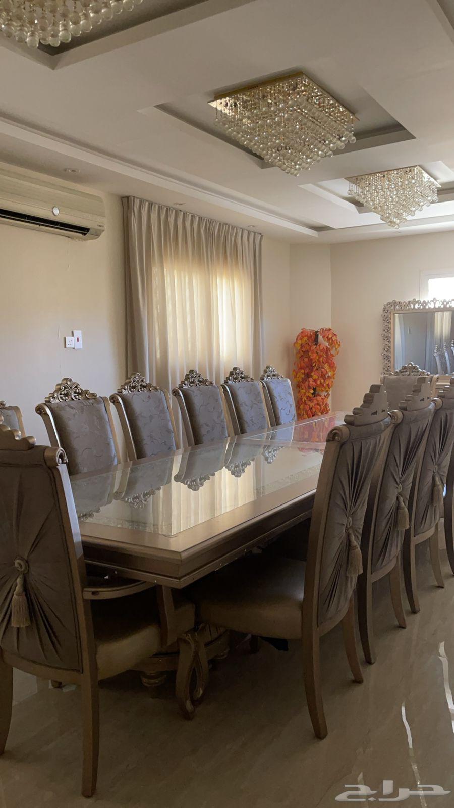 Dining table with buffet64402258239489110