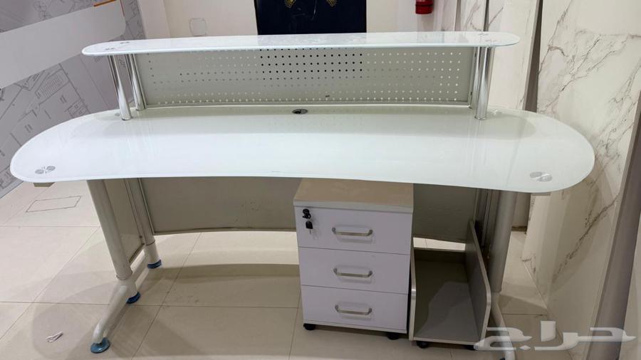 White glass reception counter with two tables64404694485121111