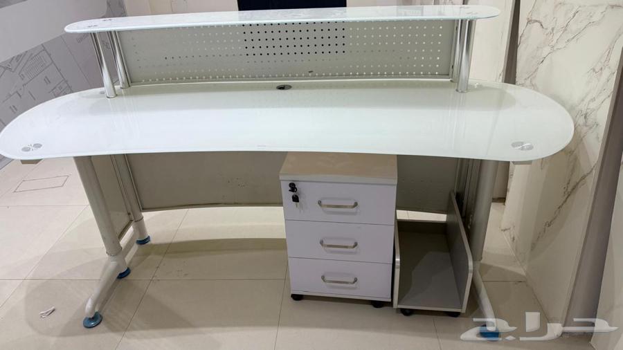 White glass reception counter with two tables64404694485121112