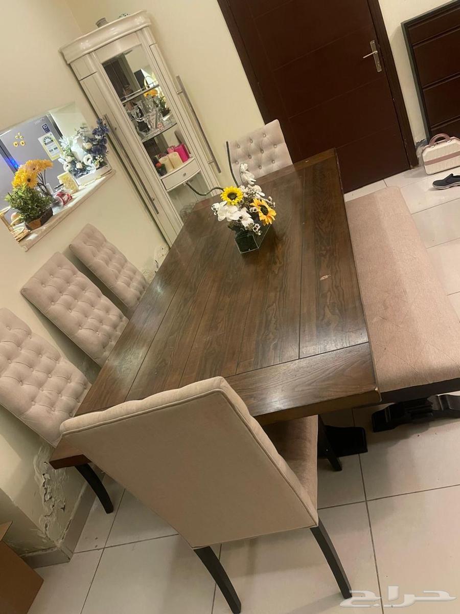 طاولة طعام اصلي قيمتها قرابة 10 الاف ريال للبيع64403300253441111