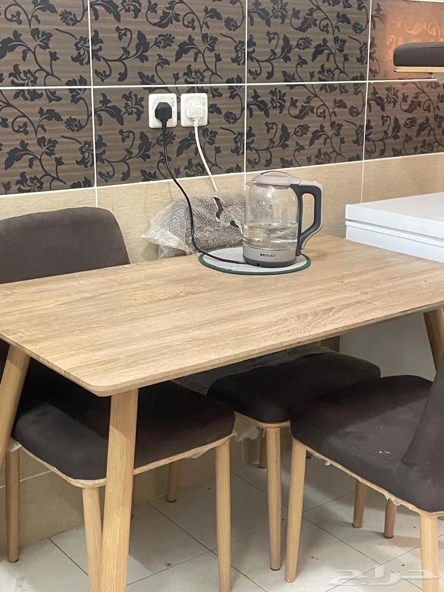 طاوله خشب بثلاث كراسي شريتها ب850 وببيعها ب30064402190159875110