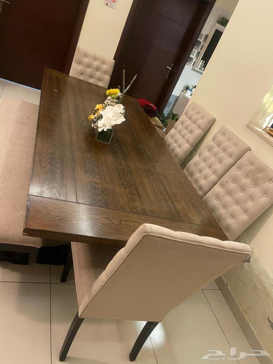 طاولة طعام اصلي قيمتها قرابة 10 الاف ريال للبيع64403300253441110