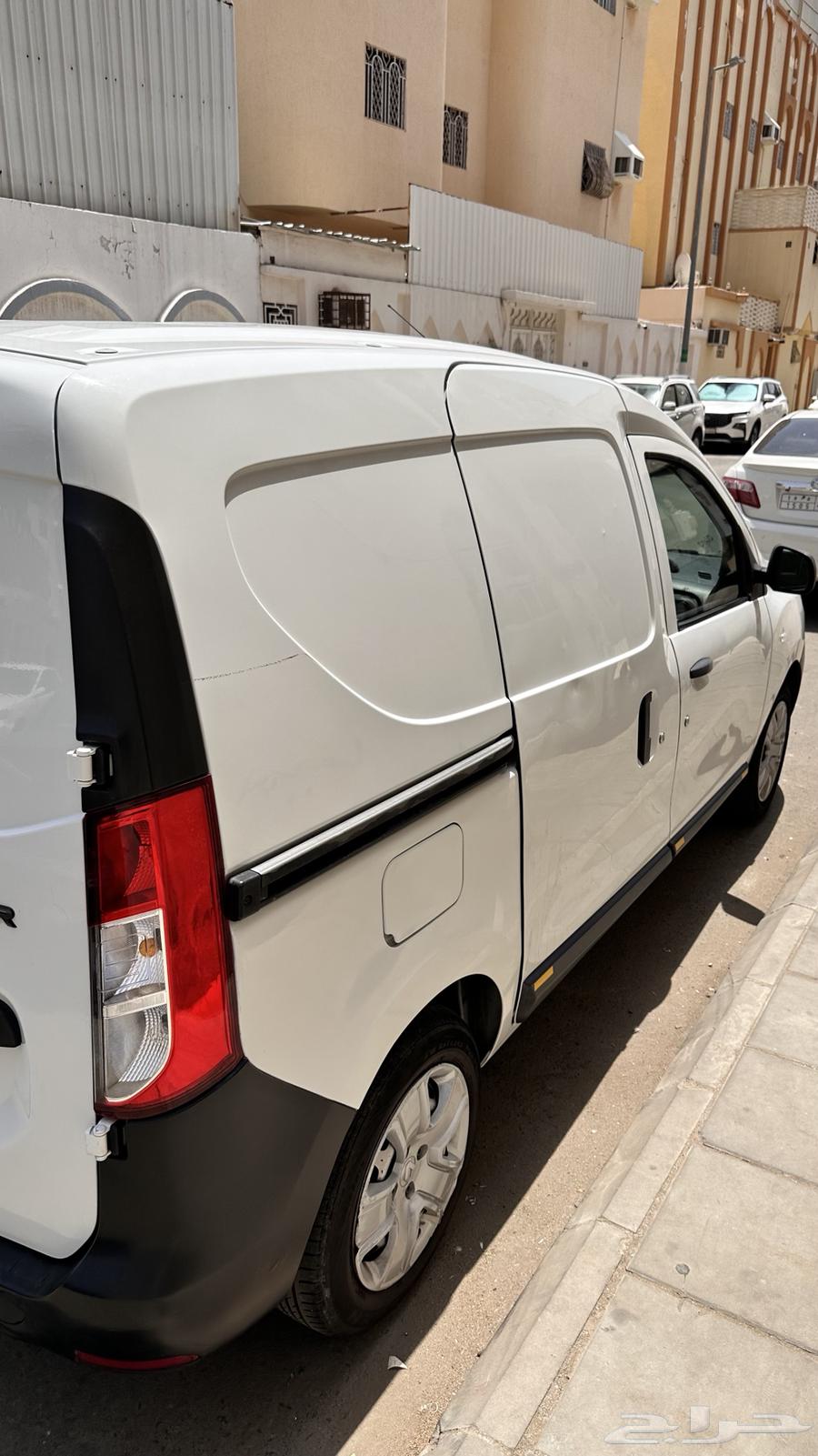 Rent a cargo van, closed type, from Renault (French company)64564019255939112