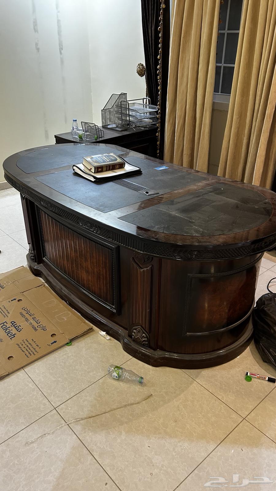 Luxurious and Elegant Complete Office64410595036931112